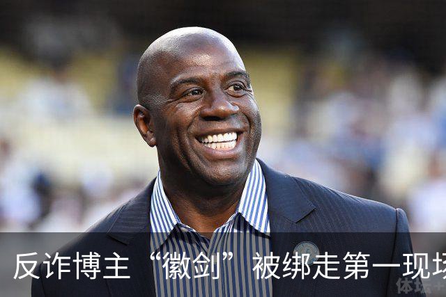 反诈博主“徽剑”被绑走第一现场近照曝光，事发地为广东一农贸市场顶楼露天停车场，底商繁忙人流密集，停车场值班人员称“到处都是监控”